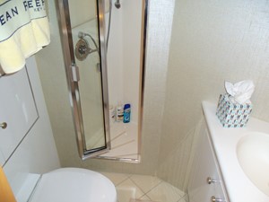 DUCHESS 44 Forward Guest Cabin Head