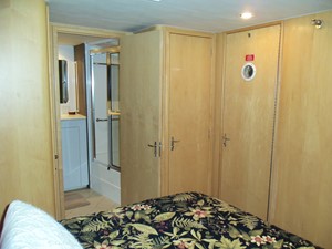 DUCHESS 41 Mid VIP Looking to Starboard