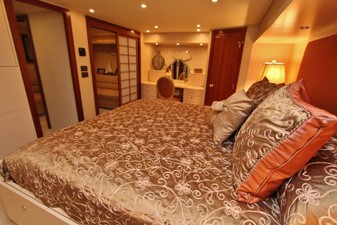 SHORE GIRL 31 Master Stateroom
