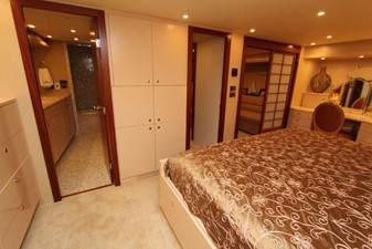 SHORE GIRL 32 Master Stateroom