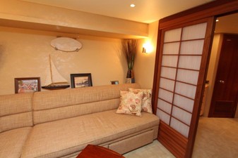 SHORE GIRL 33 Den / Convertible 4th Stateroom