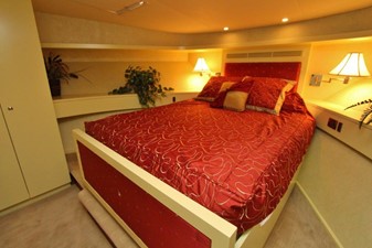 SHORE GIRL 40 VIP Stateroom