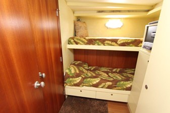 SHORE GIRL 52 Crew quarters