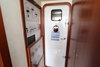 SHORE GIRL 55 Control panel / Watertight door to engine room