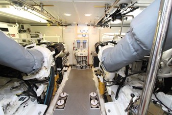 SHORE GIRL 56 Engines