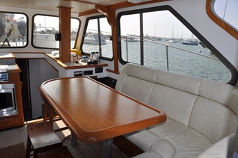 44 FEDERAL 3 Salon Starboard