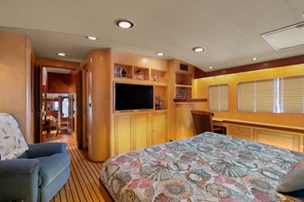 IRISH ROVER 15 Master Stateroom