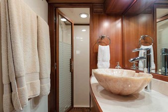 IRISH ROVER 20 Guest Bath