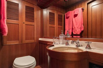 IRISH ROVER 22 Guest Bath