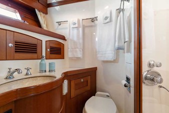 IRISH ROVER 27 Guest Bath