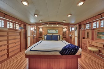 Buzz Mobile 31 Master Stateroom 78E-CB Marlow Explorer BUZZ MOBILE