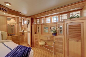 Buzz Mobile 33 Master Stateroom Port 78E-CB Marlow Explorer BUZZ MOBILE