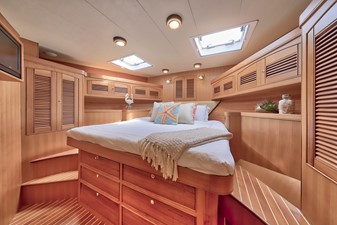 Buzz Mobile 40 VIP Stateroom Forward 78E-CB Marlow Explorer BUZZ MOBILE