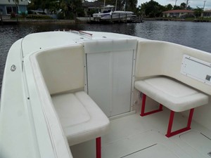 33' CIGARETTE NO NAME 2 Cockpit Forward