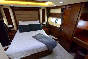 Sempre Grati 18 2009 85 Azimut Flybridge -Forward VIP Stateroom (1)