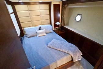 Sempre Grati 25 2009 85 Azimut Flybridge - Port Stateroom (1)