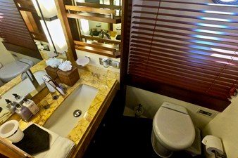 Sempre Grati 30 2009 85 Azimut Flybridge - Starboard Stateroom Head (1)