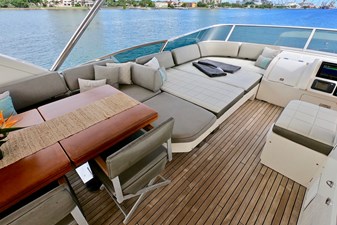 Sempre Grati 44 2009 85 Azimut Flybridge - Upper Dining and Lounge (1)