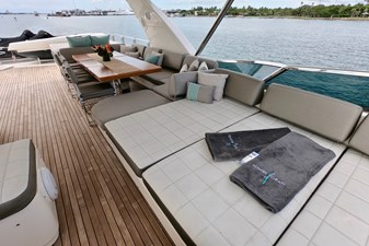 Sempre Grati 46 2009 85 Azimut Flybridge - Upper Dining and Lounge (3)