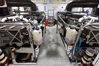 Sempre Grati 59 2009 85 Azimut Flybridge - Engine Room (1)
