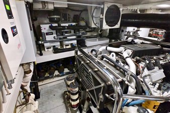 Sempre Grati 63 2009 85 Azimut Flybridge - Engine Room (5)