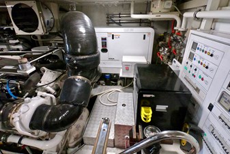 Sempre Grati 64 2009 85 Azimut Flybridge - Engine Room (6)