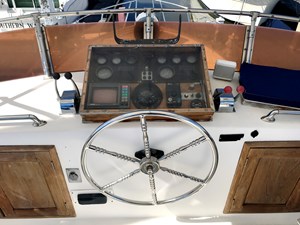 Knotned 62 Flybridge helm