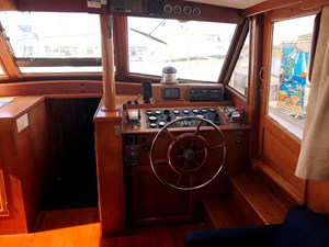 Knotned 21 starboard helm station