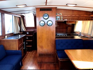 Knotned 33 main salon looking aft