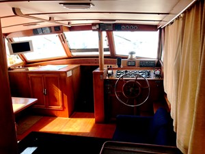 Knotned 17 main salon and helm
