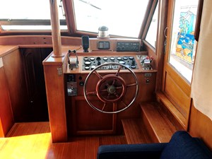 Knotned 22 helm station and companionway