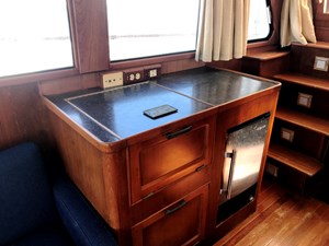 Knotned 29 starboard entertainment bar with new ice maker