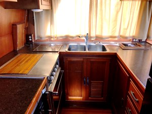 Knotned 27 lots of counter and cabinet space