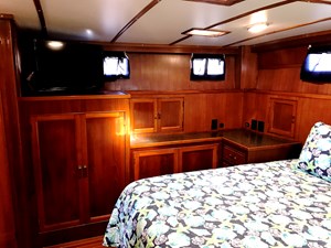 Knotned 46 hanging locker and flat panel Tv