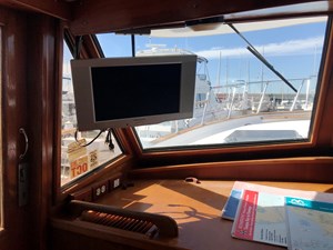 Knotned 18 port helm windshield