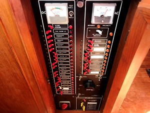 Knotned 25 New AC/DC panel