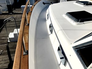 Knotned 10 side decks with gorgeous teak rails
