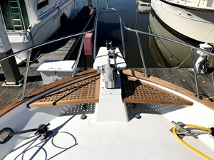 Knotned 9 foredeck and windlass