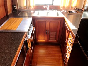 Knotned 26 spacious galley
