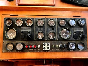 Knotned 23 helm gauges