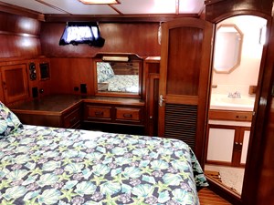 Knotned 51 port master stateroom and ensuite
