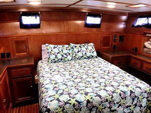 Knotned 44 spacious master stateroom