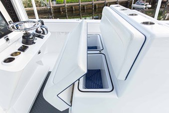 REEL SKETCHY 41 Helm Seat Storage