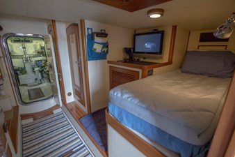 Hooligan V 28 Crew Quarters