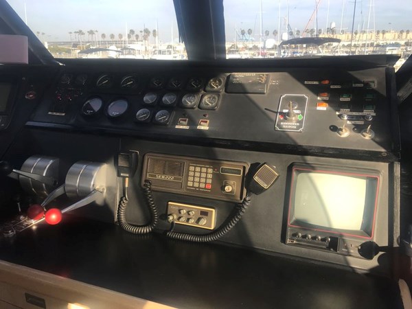 65-1989-Custom-La-Conner-Sky-Lounge-12