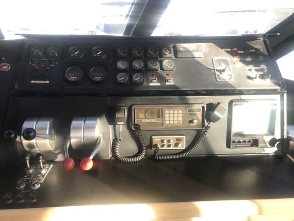 65-1989-Custom-La-Conner-Sky-Lounge-13