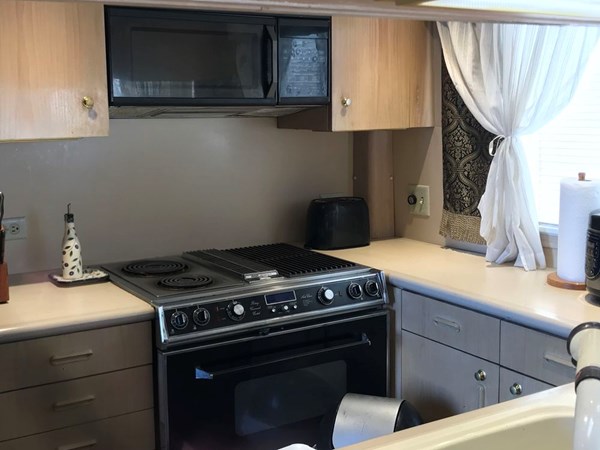 65-1989-Custom-La-Conner-Sky-Lounge-25