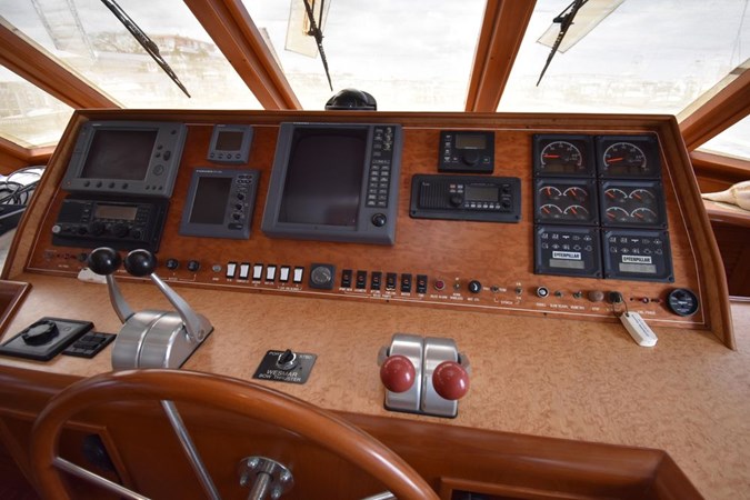 62-2000-Offshore-Yachts-Pilot-House-04