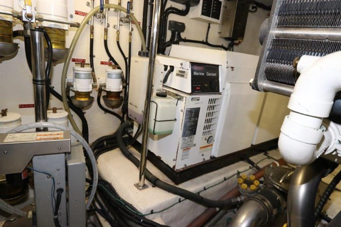 58-2004-Riviera-Enclosed-Flybridge-42