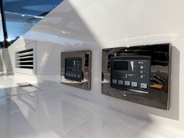 48-2014-Sunseeker-San-Remo-12